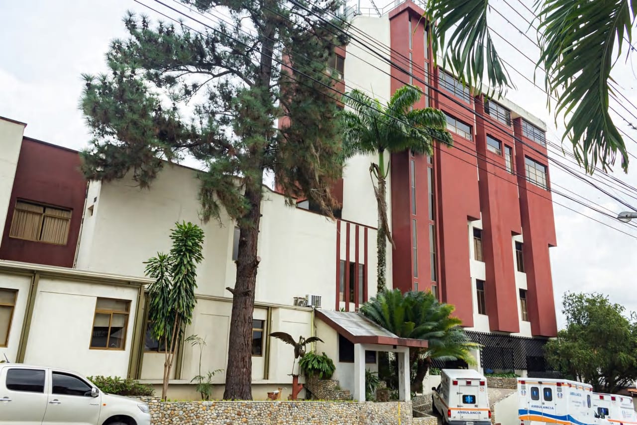 Fachada del Hospital Materno Infantil Los Andes con ambulancia en la entrada
