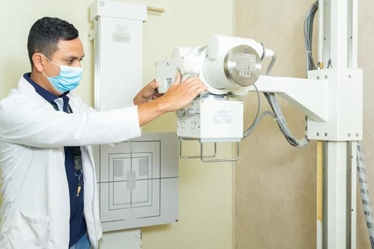 Técnico operando equipo de rayos X