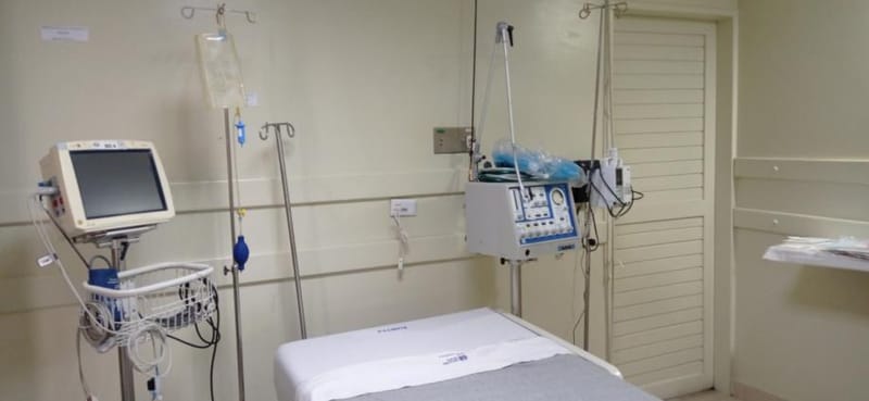 Cubículo de cuidados intensivos con monitor y ventilador