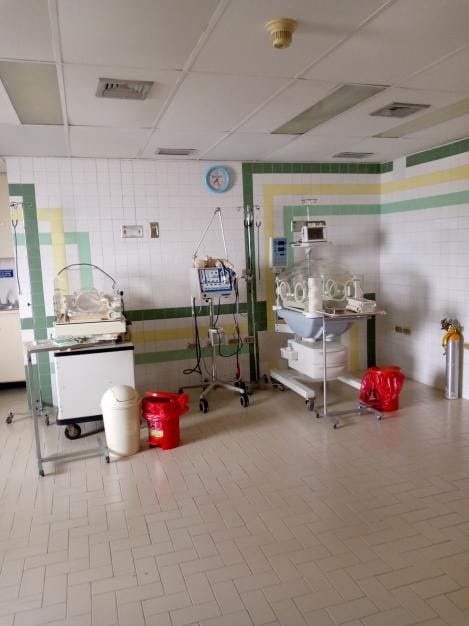 Unidad de cuidados intensivos neonatal con incubadoras